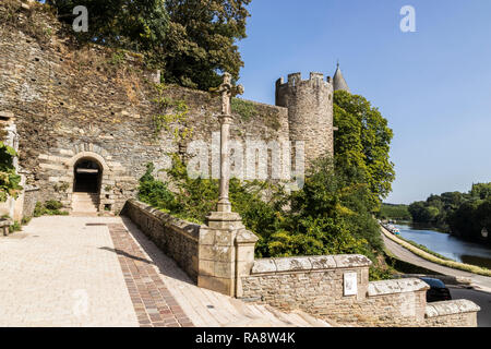 Josselin, France. La vue sur le château et les fortifications de la vieille ville avec la porte d'entrée du château de Josselin Banque D'Images