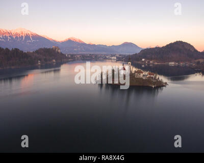 Lumineux magnifique paysage d'automne au coucher du soleil. Conte magnifique lac de Bled dans les Alpes Juliennes, en Slovénie, en Europe. Banque D'Images