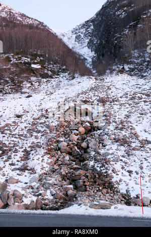 Faites glisser dans la neige rocher Banque D'Images