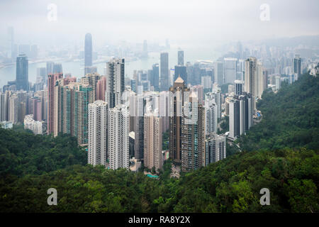 Vue restreinte de Hong Kong en raison de la brume de la pollution de l'air Banque D'Images