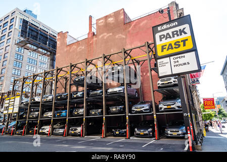 La ville de New York, USA - 25 juin 2018 : plusieurs étages automatisé système de stationnement dans Triebaca District de Manhattan Banque D'Images