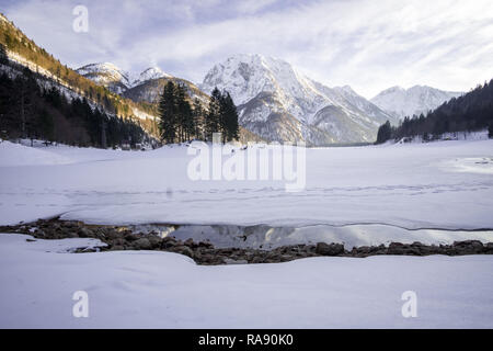 Lac gelé recouvert de neige en montagne dans l'arrière Banque D'Images