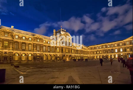 Paris, France - 21 Décembre, 2018 : Musée du Louvre cour intérieure illuminée la nuit Banque D'Images