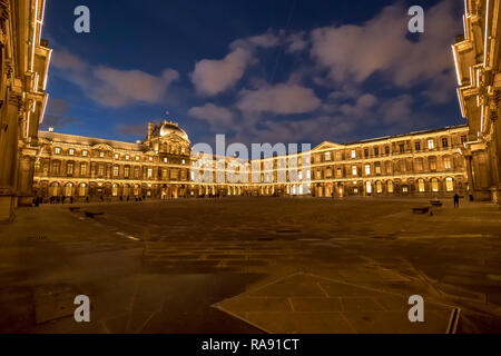 Paris, France - 21 Décembre, 2018 : Musée du Louvre cour intérieure illuminée la nuit Banque D'Images