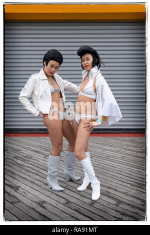 Pose de deux Chinois portrait les imitateurs d'Elvis Presley en bikini à l'assemblée annuelle du Club de l'ours le jour de l'an nager dans Coney Island, Brooklyn, New York. Banque D'Images