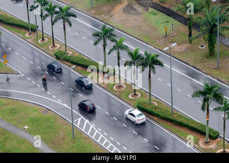 La route d'asphalte humide avec des voitures, vue d'en haut. Les rues de pluie, vue du dessus. Photo floue avec des voitures en mouvement. Banque D'Images