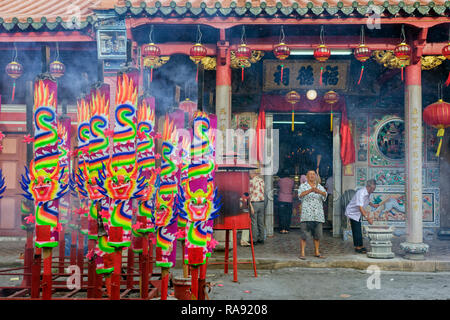 Le Nouvel An chinois. Encens géant en face de Canton Temple Tua Pek Kong à George Town, Penang, Malaisie Banque D'Images