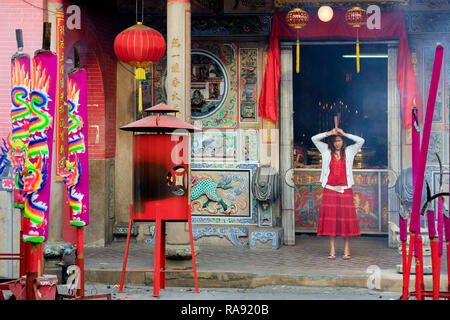 Le Nouvel An chinois. Encens géant en face de Canton Temple Tua Pek Kong à George Town, Penang, Malaisie Banque D'Images