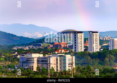 La Malaisie, Selangor, 2018-03-17 : immeuble de bureau Dell, immeubles de grande hauteur, en premier plan Putrajaya paysage. Journée ensoleillée avec arc-en-ciel le ciel Banque D'Images