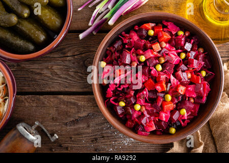 Salade de betteraves. Salade de betteraves. La vinaigrette. La nourriture végétalienne. Une cuisine traditionnelle ukrainienne. Vue d'en haut. Banque D'Images