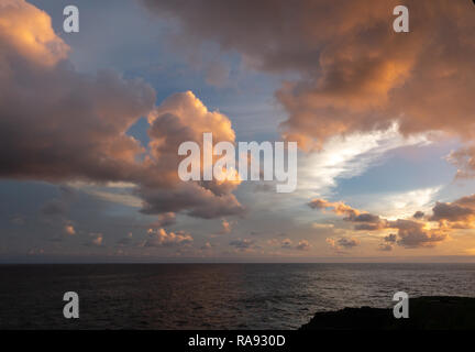 Nuages spectaculaires sur l'océan au coucher du soleil Banque D'Images