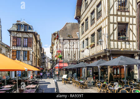 Maisons médiévales à pans de bois à la place du marché à Troyes, Aube, France Banque D'Images