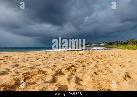 Plage de sable jaune sous le ciel gris foncé, Kauai Banque D'Images
