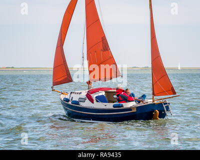Les gens de la voile sur voilier sur la mer des Wadden près de la côte ouest de l'île de la Frise, Frise, Pays-Bas Banque D'Images