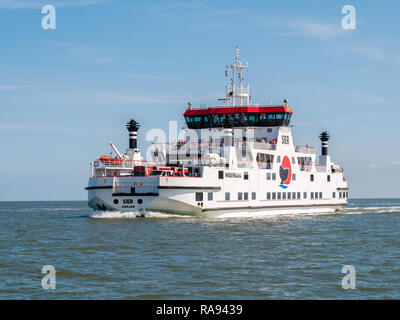 Location de bateau à passagers naviguant sur la mer des Wadden de Ouest île Ameland à Holwerd en Frise, Pays-Bas Banque D'Images