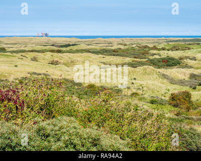 Panorama de dunes de la réserve naturelle Het Oerd et plate-forme offshore en mer du Nord au large de la côte ouest de l'île de la Frise, Frise, Pays-Bas Banque D'Images