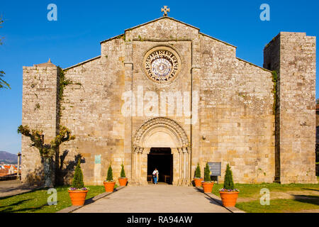 Baiona, Espanha - Mai 03, 2018 : Personne qui quitte l'église de Santa María, Pontevedra, Espagne Banque D'Images