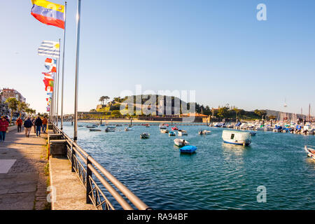 Baiona, Espanha - Mai 03, 2018 : La fin de l'après-midi par le port de Baiona, Pontevedra, Espagne Banque D'Images