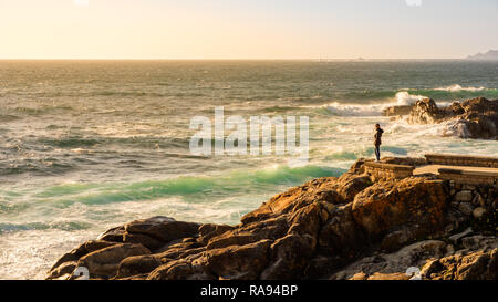 Baiona, Espanha - Mai 03, 2018 : En attendant le coucher du soleil par la mer, Pontevedra, Espagne Banque D'Images