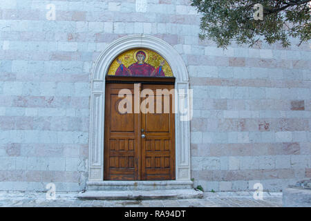 Porte de l'église Holy Trinity, dans la vieille ville de Budva, Monténégro Banque D'Images