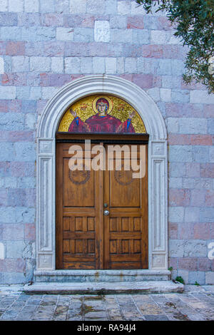 Porte de l'église Holy Trinity, dans la vieille ville de Budva, Monténégro Banque D'Images