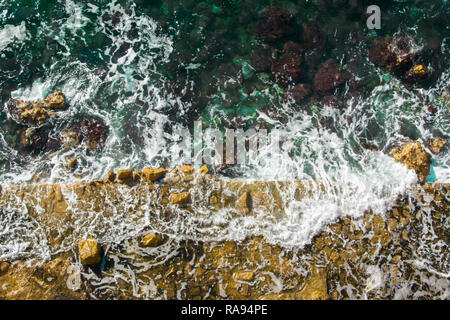 Vue aérienne de vagues de la mer lave sur la côte rocheuse de la mer Adriatique Banque D'Images