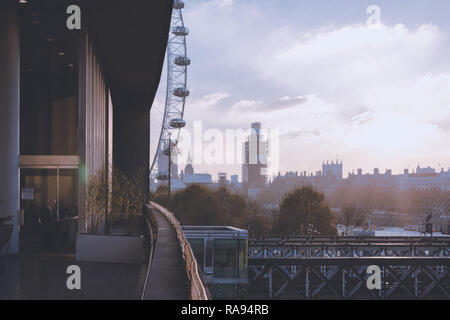 Vue depuis le Royal Festival Hall - Southbank Centre - Londres, Royaume-Uni Banque D'Images