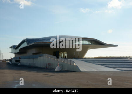 Vue sur la nouvelle gare maritime de Salerne, Italie. La borne par Zaha Hadid Architects. Le 8 décembre 2018. Banque D'Images