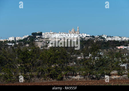 La ville de Locorotondo, près de Alberobello, dans la Basilicate, les Pouilles, Italie, célèbre pour son unique 'trulli' maisons, généralement circulaire, mais toujours avec un co Banque D'Images