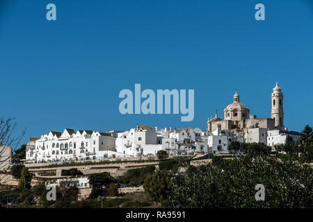 La ville de Locorotondo, près de Alberobello, dans la Basilicate, les Pouilles, Italie, célèbre pour son unique 'trulli' maisons, généralement circulaire, mais toujours avec un co Banque D'Images