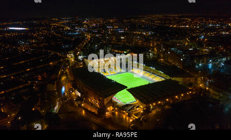 Vue aérienne de Molineux stadium accueil de Wolverhampton Wanderers Football Club de nuit Banque D'Images
