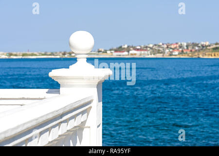 Balustrade en pierre blanche sur la mer Banque D'Images