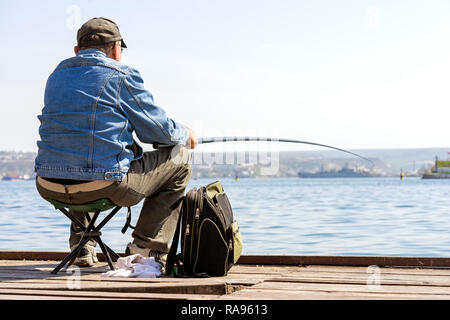 Les captures de poisson pêcheur le dock dans le port Banque D'Images