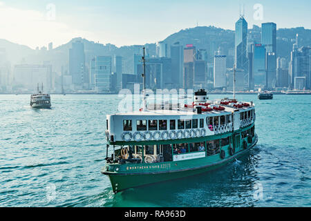 Hong Kong, Chine - le 10 décembre 2016 : les navires à passagers dans le port de Hong Kong. Banque D'Images