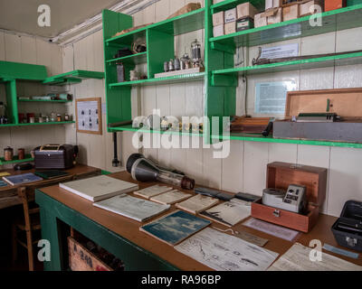 L'Antarctique, l'Île Wiencke, archipel Palmer, Port Lockroy. Accueil à l'office de poste le plus au sud dans le monde. L'intérieur, vintage museum display. Banque D'Images