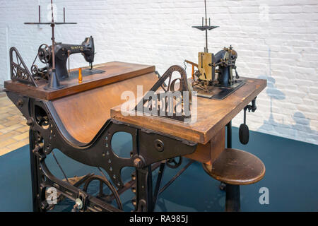 20e siècle couture industrielle table avec deux machines à coudre Singer in textile factory au MIAT / Industriemuseum, Gand, Belgique Banque D'Images