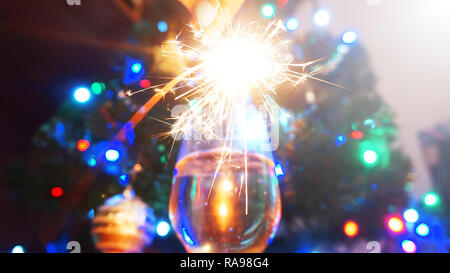 Sparkler fond floue lumières de Noël, nouvel an, fêtes concept wallpaper Banque D'Images