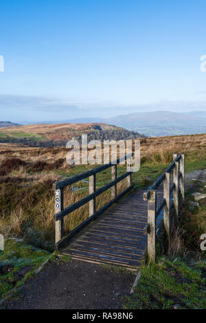 Marche Public Pont. Un pont enjambe la rivière eaux jaillissant d'un sur un sentier dans le parc national de Brecon Beacons au Pays de Galles Banque D'Images