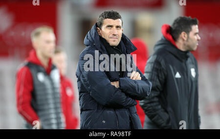 Watford manager Javi Gracia inspecte le terrain au cours de la Premier League match au stade de vitalité, de Bournemouth. Banque D'Images