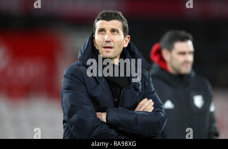 Watford manager Javi Gracia inspecte le terrain au cours de la Premier League match au stade de vitalité, de Bournemouth. Banque D'Images