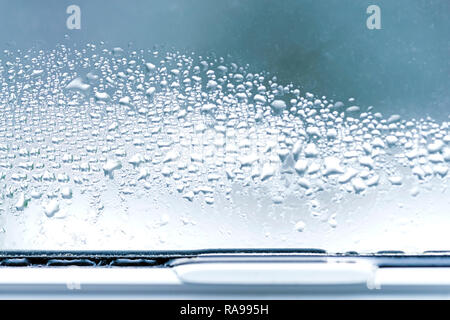 Gros plan sur le verre de la condensation des fenêtres en PVC double vitrage Banque D'Images