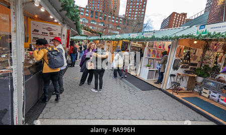 Consommateurs et aux touristes d'explorer le marché de Union Square à Union Square, New York City. Banque D'Images