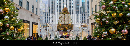 L'arbre de Noël du Rockefeller Center entouré par les anges, les touristes, les visiteurs et les bâtiments. Banque D'Images