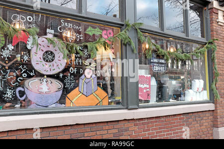 Gordon Square à Cleveland, Ohio, USA est un quartier avec des entreprises comme Brewnuts avec ses fêtes de fin d'affichage de la fenêtre. Banque D'Images