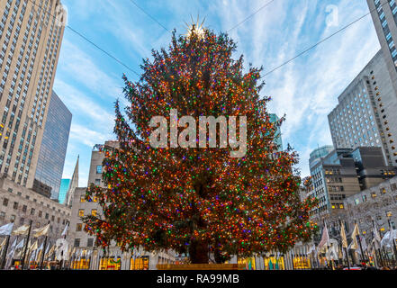 L'arbre de Noël du Rockefeller Center entouré par les anges, les touristes, les visiteurs et les bâtiments. Banque D'Images