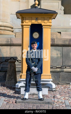 Les avoirs de la Garde royale suédoise (Högvakten) à l'extérieur du Palais Royal (KUNGLIGA SLOTTET) à Gamla Stan (vieille ville), Stockholm, Suède Banque D'Images