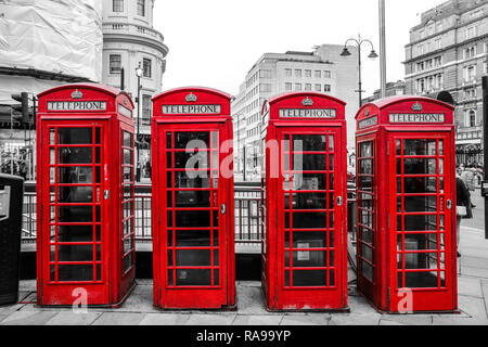 Quatre cabines téléphoniques rouges britanniques traditionnelles sont debout dans la rue. Cabine sont isolés dans une image en noir et blanc Banque D'Images