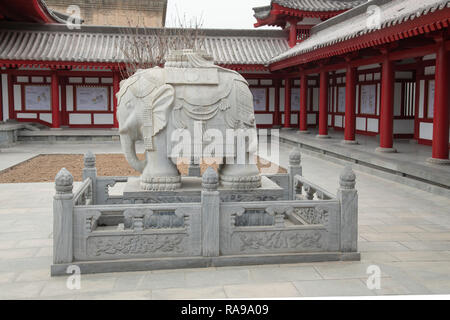 XI'AN, Shaanxi, Chine - 8 décembre 2018 : grand éléphant statue en marbre à l'entrée de Giant Wild Goose Pagoda à Xi'an - Imagen Banque D'Images