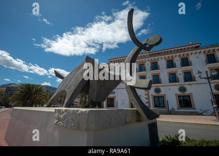 Une grande sculpture en fer d'un taureau jetant une personne dans la mer par l'artiste Javea Toni Mari sur la route principale longeant la mer, port près de Denia Banque D'Images