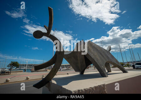 Une grande sculpture en fer d'un taureau jetant une personne dans la mer par l'artiste Javea Toni Mari sur la route principale longeant la mer, port près de Denia Banque D'Images